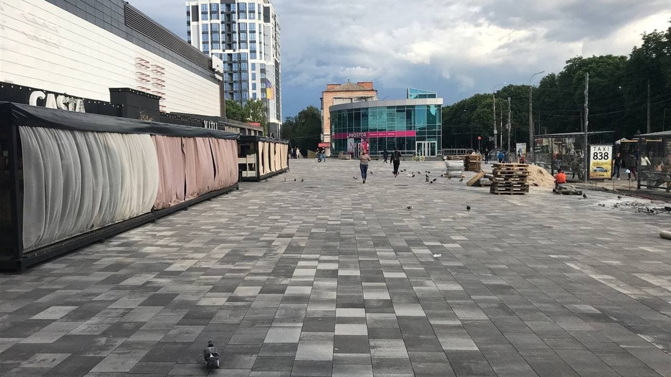 Великий рекламний монітор біля ЦУМу демонтували. Фотофакт
