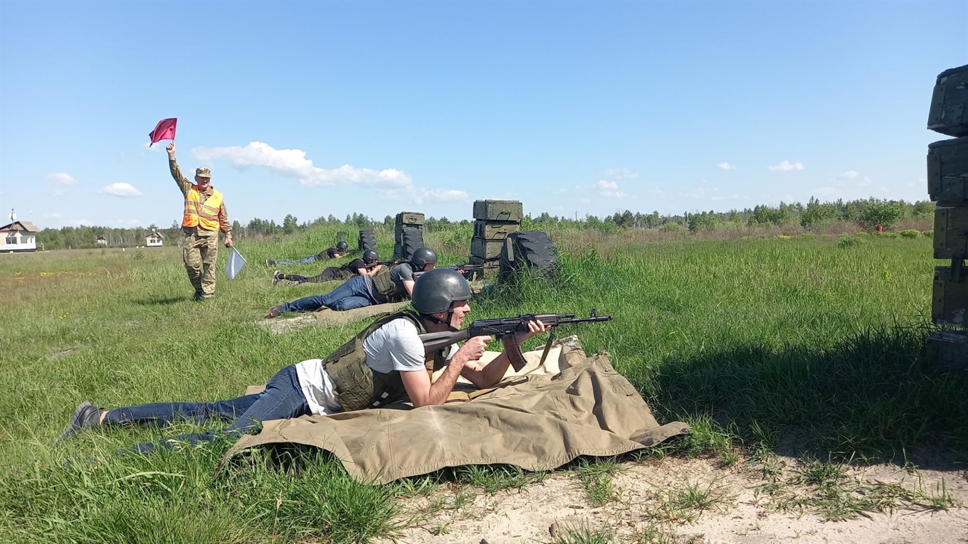 День журналіста володимирецькі газетярі провели на полігоні зі зброєю, муштрою та відзнаками