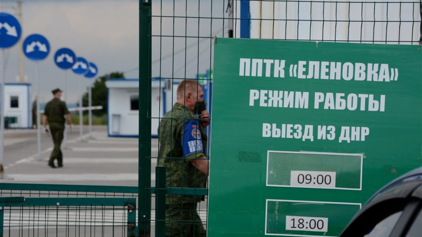 Разворачивают и запрещают выезд на КПВВ. В Украине заявили, что детей в "ДНР" взяли в заложники