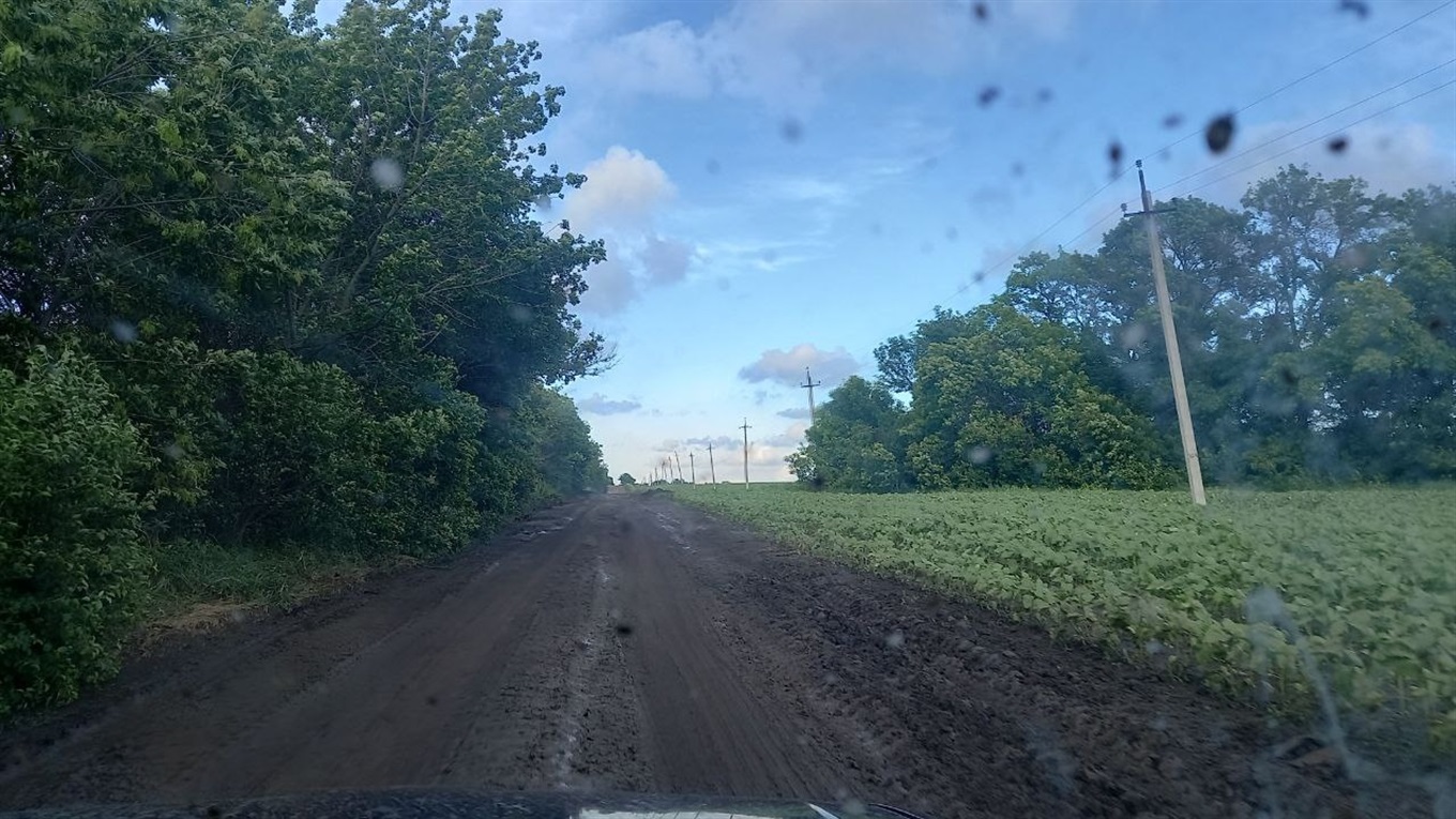 Внаслідок сильних ливнів у Волноваському районі багато доріг вкриті багнюкою з полів: відео