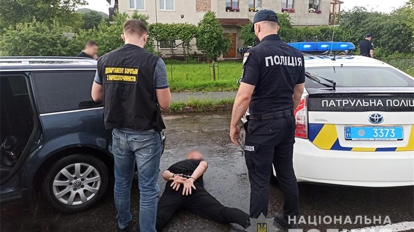 Правоохоронці викрили наркоторговців з Калуша: щомісяця збували нарковмісних пігулок на 1 млн грн