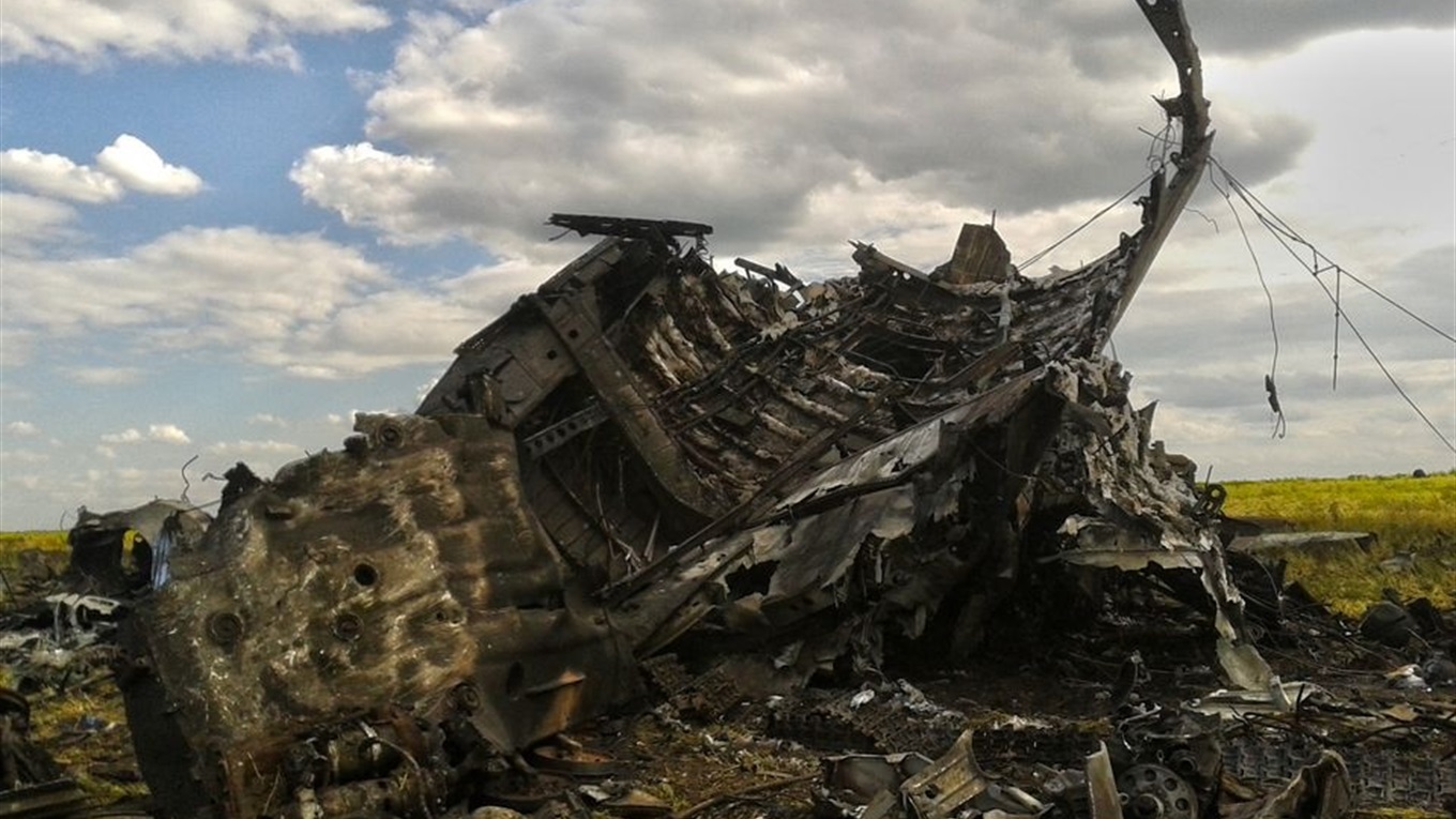 Это уникальные снимки Ил-76, сбитого над Луганском семь лет назад. Фотокор рассказал их историю