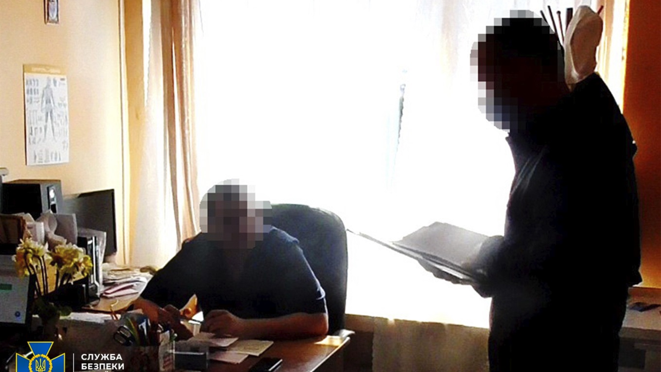 СБУ викрила лікаря: за 500 гривень підробляв довідки про негативний результат ПЛР-тестів на COVID-19