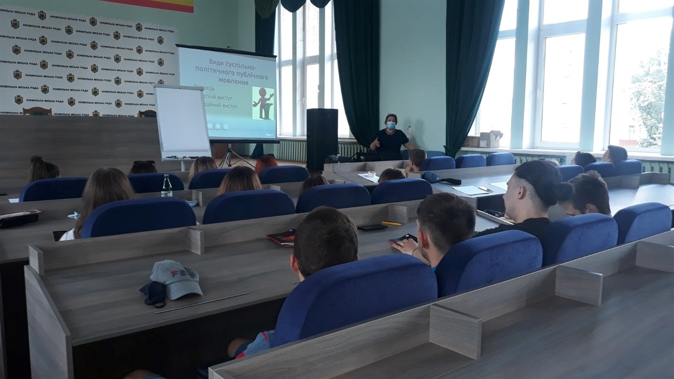 Ніжинська медійниця вчила учасників "Школи молодого політика" у вмінні публічного виступу