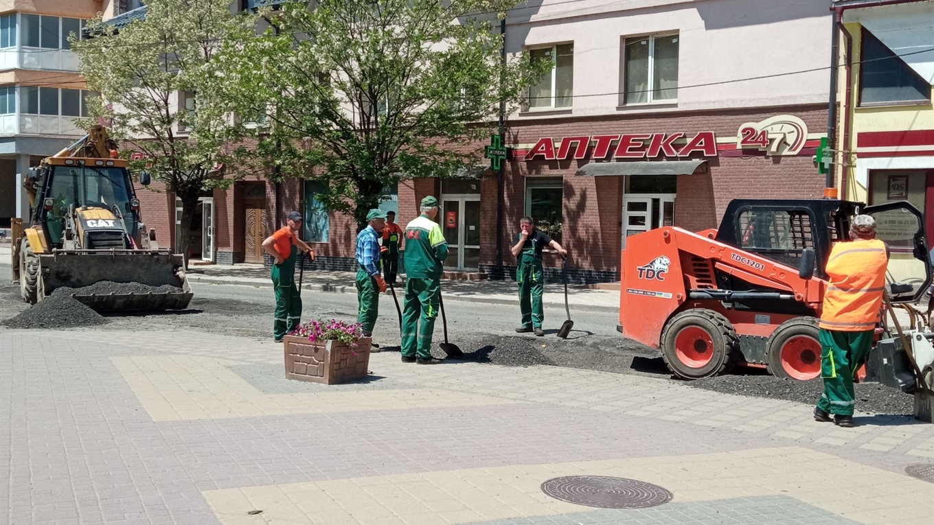 У Рахові полатали центр. А які ще дороги краю треба відремонтувати – думка людей