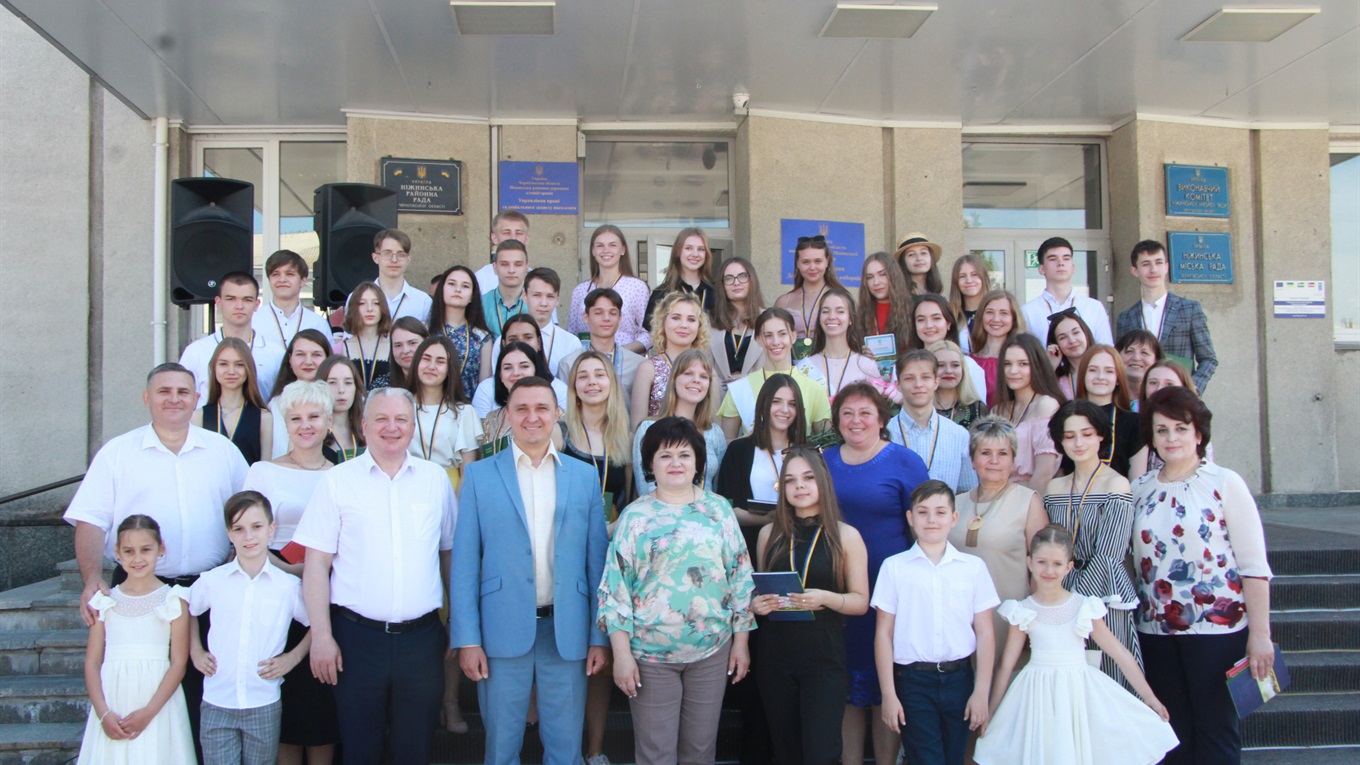 Золото й срібло на центральній площі Ніжина