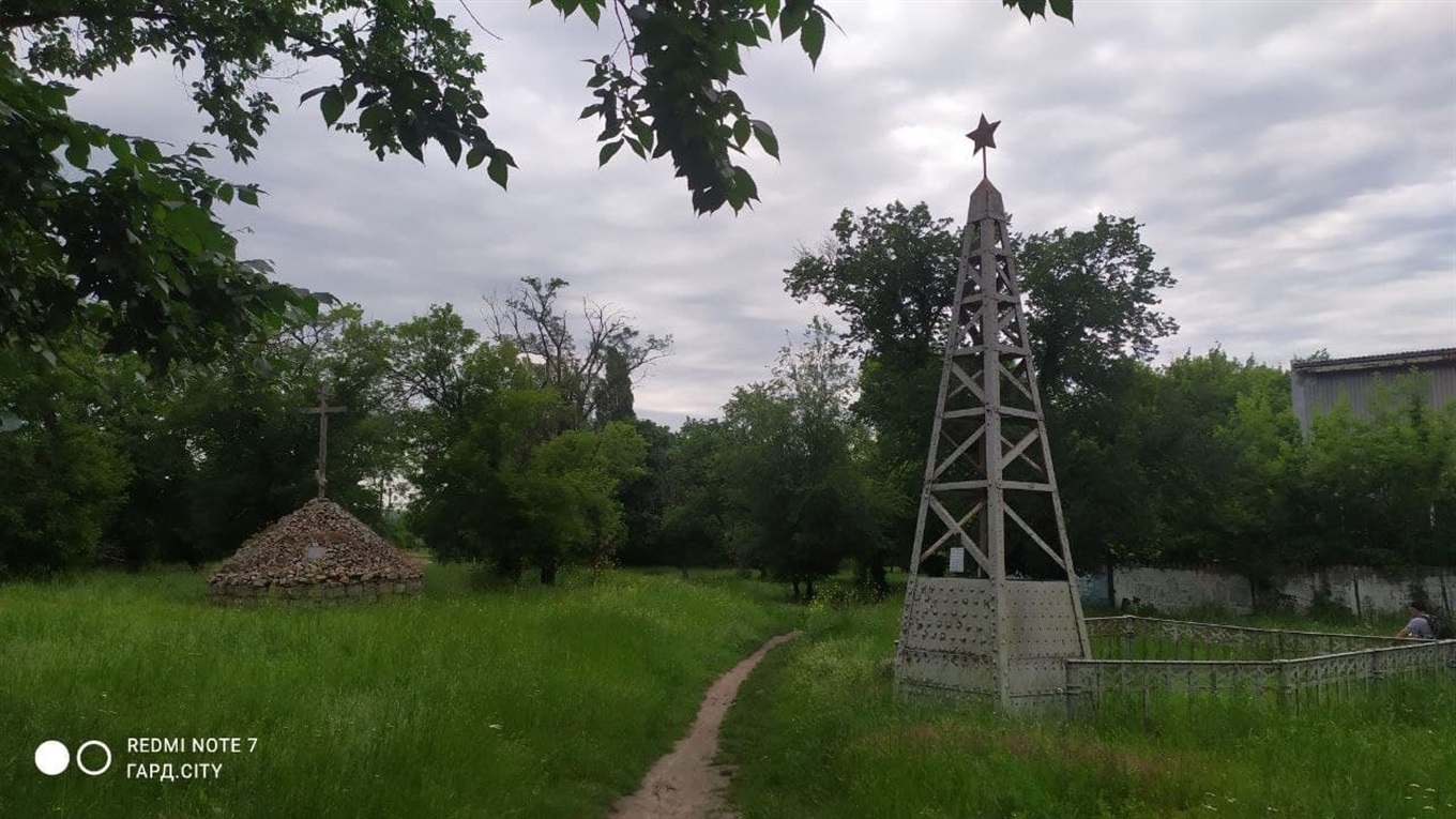 На кістках: виконком поки не дозволив викласти тротуарною плиткою частину кладовища у Первомайську