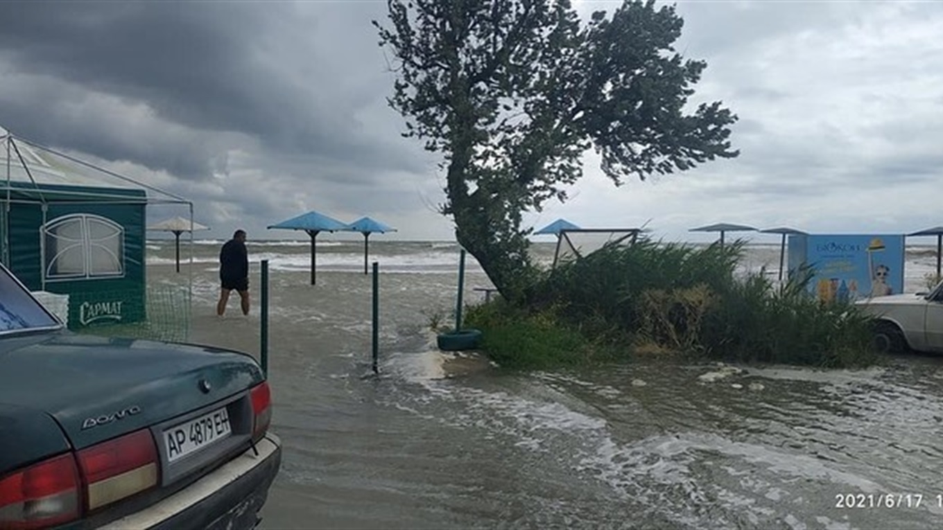 Бердянський пляж змило море. У воді опинилися і найближчі до пляжу торгові точки