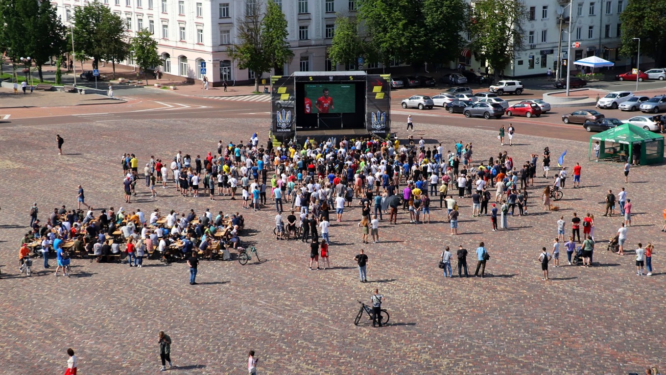 На Красній площі особливо людно. Вболівальники підтримуть нашу збірну у грі проти Македонії.Фотофакт