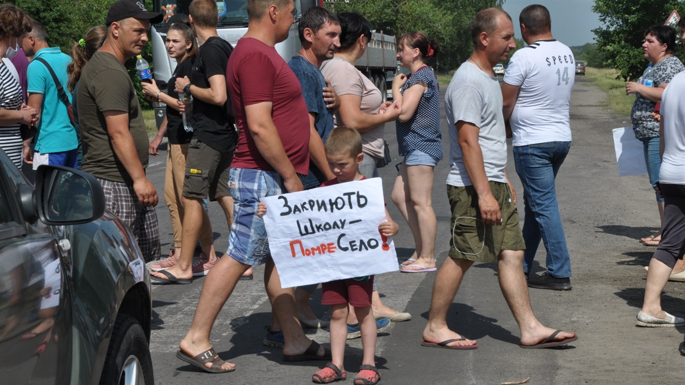 Перекрили дорогу і вимагають пояснення: на Сарненщині люди пікетують проти реорганізації гімназії