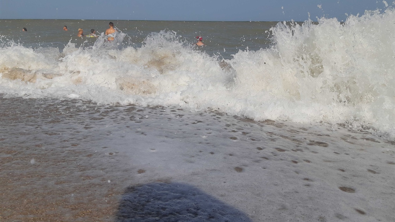 В Бердянске шторм: море на косе стало грязным, но теплым. Видео