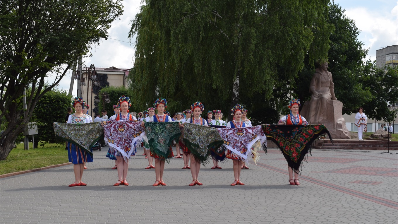Урочистості з нагоди Дня Конституції біля пам'ятника Лесі Українці: як це було