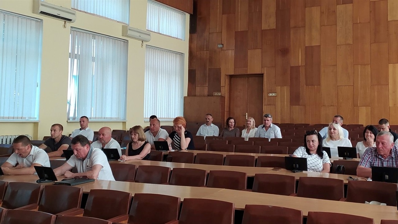 Передання майна у власність громад, схвалення звернень: у Рахові відбулася сесія райради