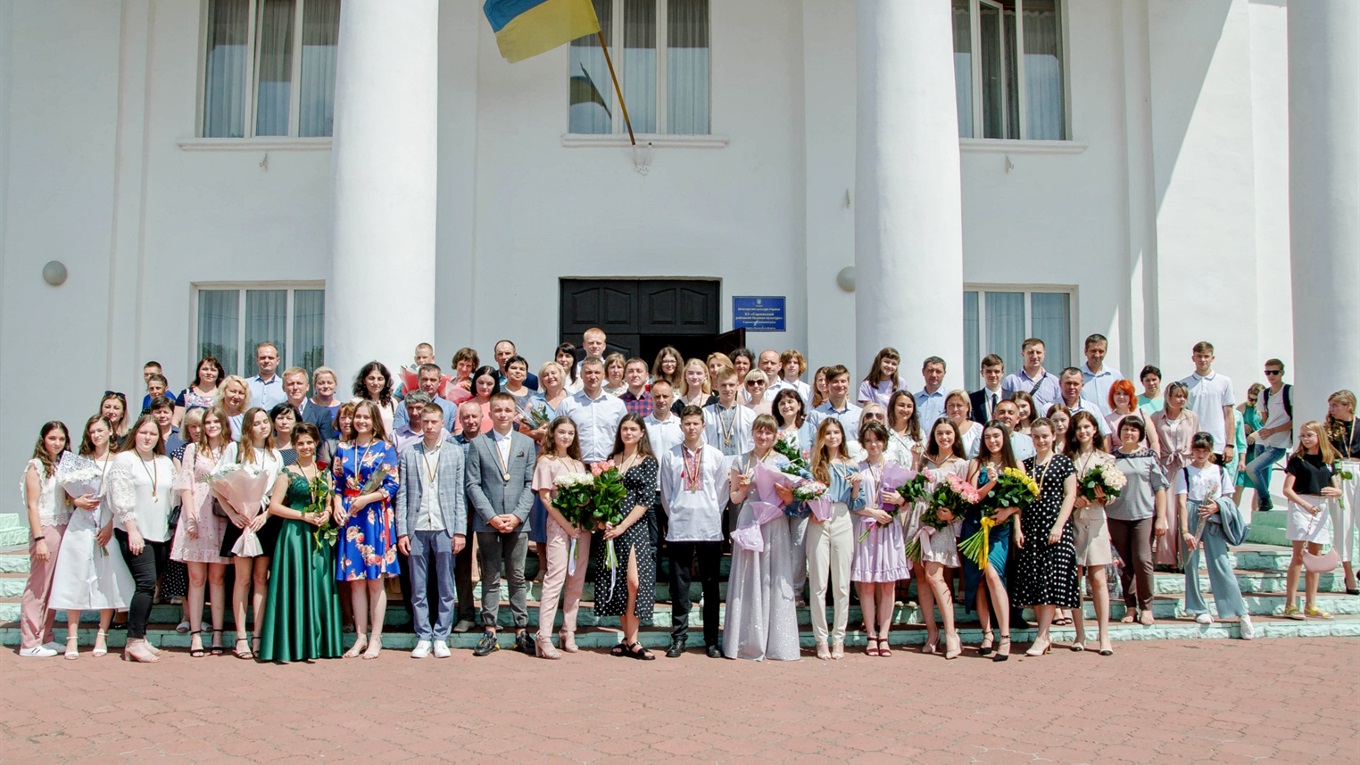 41 медаліст: у Сарнах нагородили випускників 2021 року