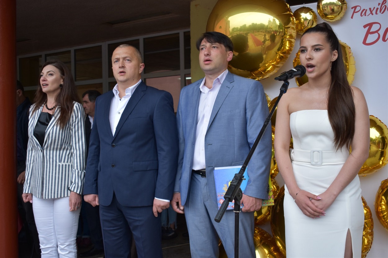 Наступною родзинкою стало урочисте відкриття Державним гімном України, яке виконала випускниця Рахівської першої школи Катерина Беркела.