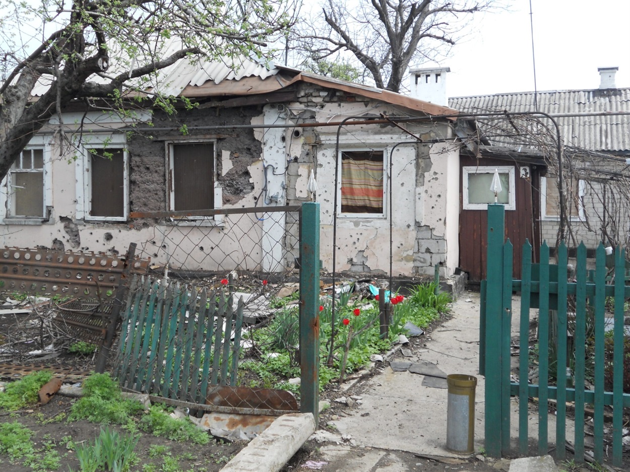 Поврежденный обстрелами дом в Донецке на улице Взлетной