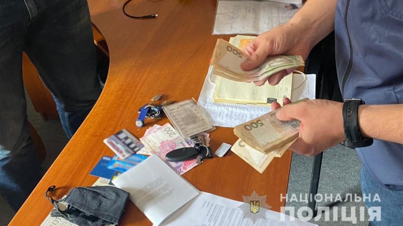 У Запоріжжі на хабарі в 35 тисяч гривень впіймали підполковника поліції