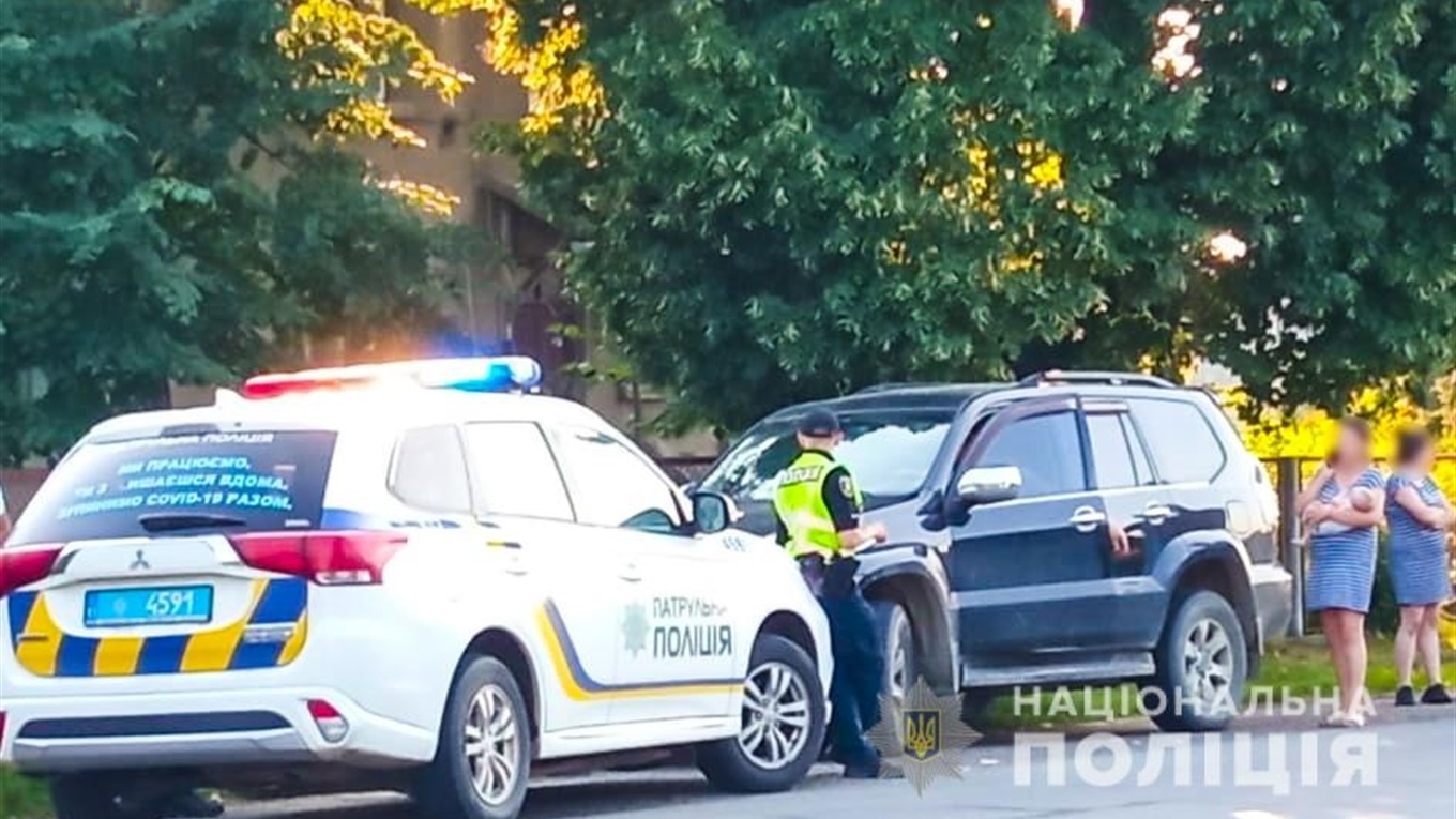 Позашляховик у Неполоківцях наїхав на вагітну жінку-пішохода і дитину у візочку