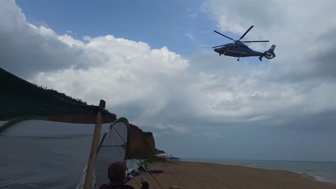 Вертолет разрушил кемпинг в Грибовке: видео