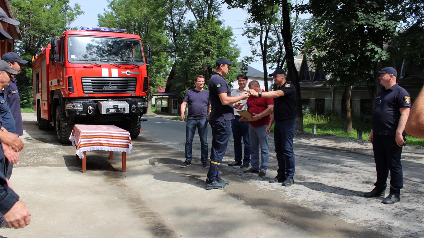 Тепер не страшні пожежі: у Ясінянської ТГ – нова пожежна машина
