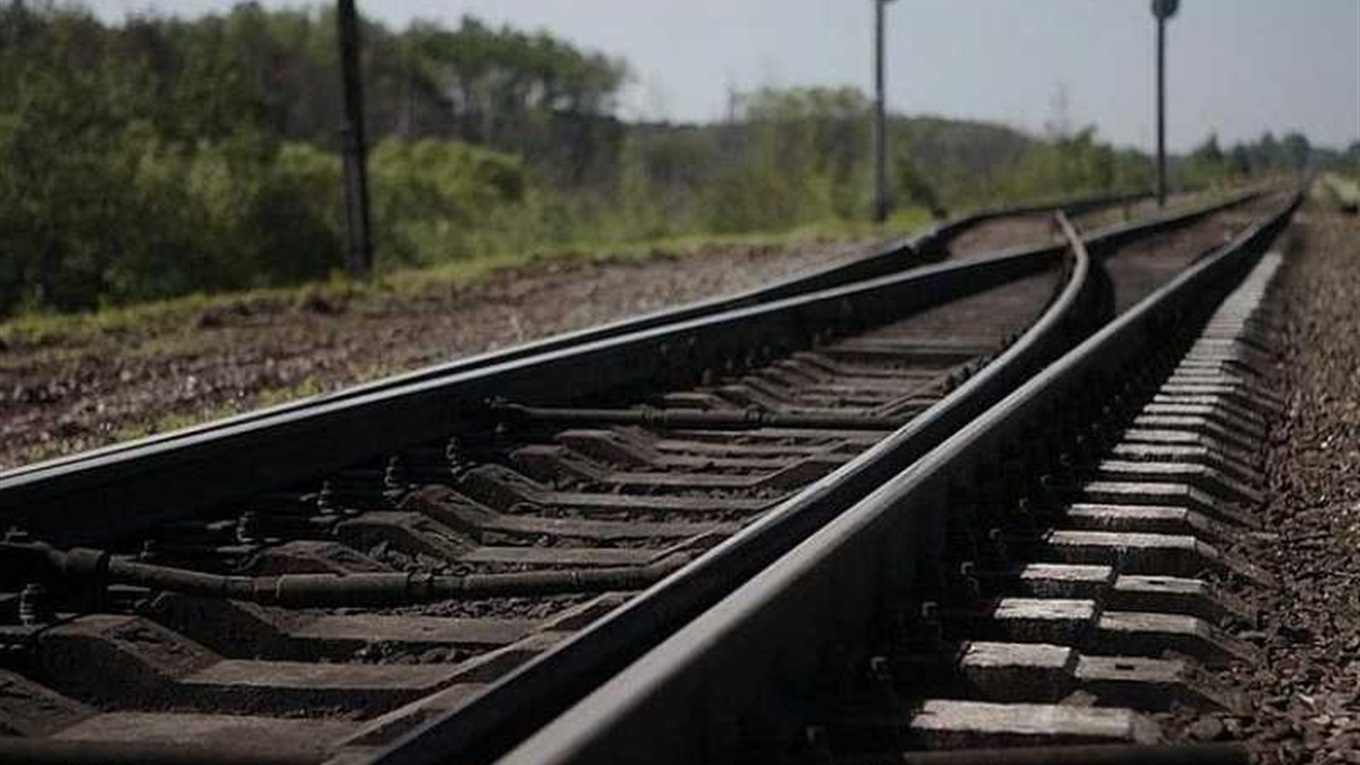 Чоловік скоїв самогубство, кинувшись під потяг. На місці події працює поліція