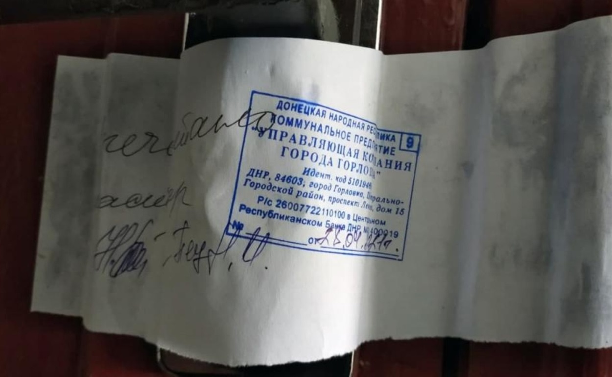 В Горловке, опечатывали квартиры исполнители оккупационных властей