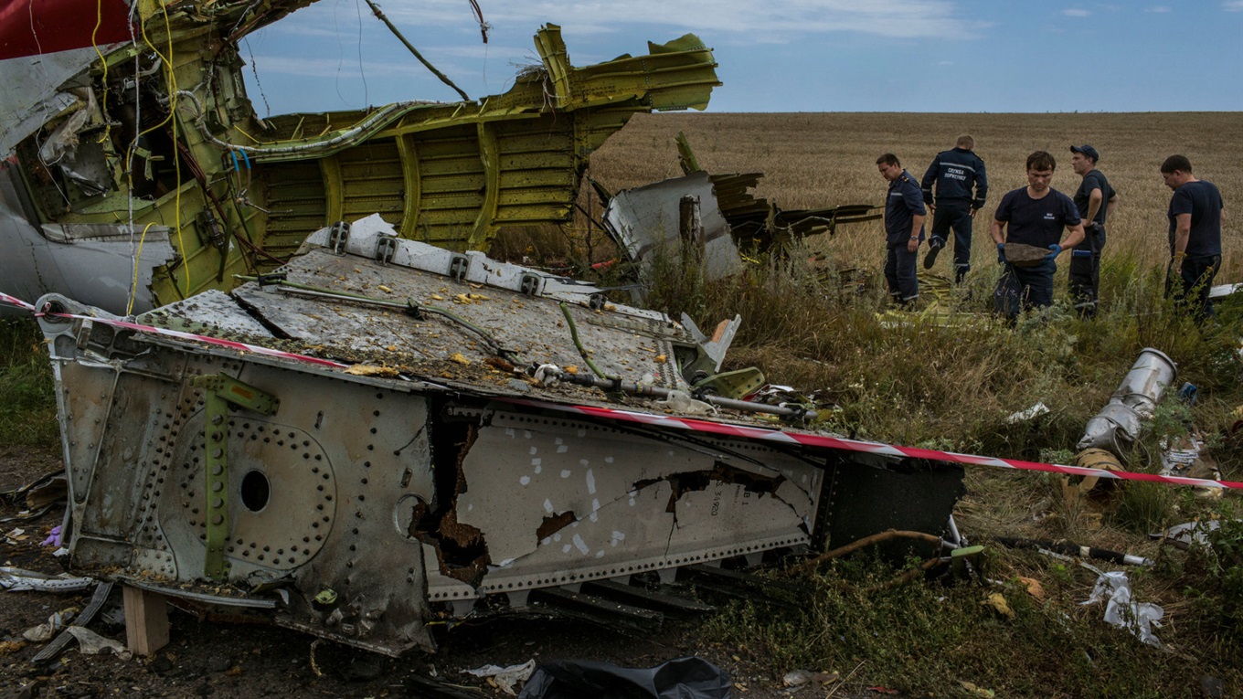 Эти 10 фото рассказывают трагедию "Боинга" МН-17, который сбили в небе над Донбассом