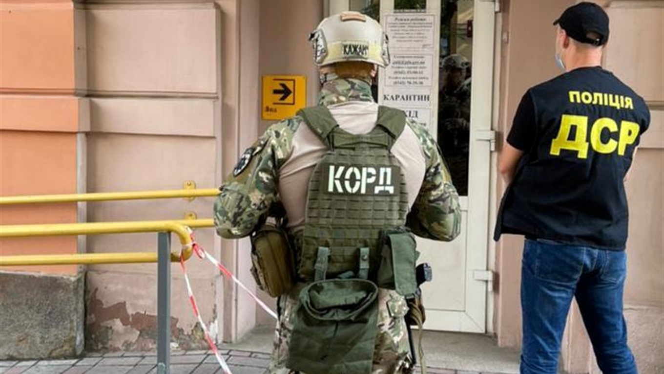 «Відкати» за перемогу у тендерах – поліція викрила начальника управління Пенсійного фонду