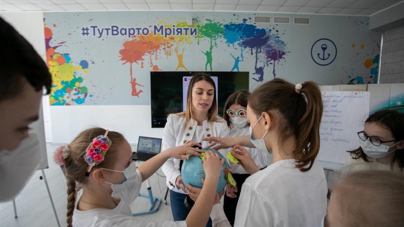 Школьники будут мониторить качество воздуха в Мариуполе. Их вдохновил самый большой урок в мире