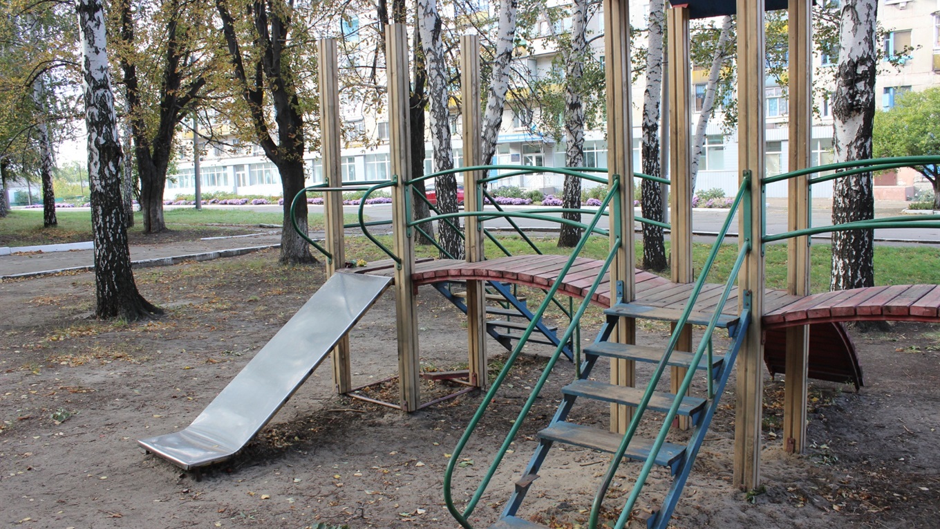 Попаснянська ВЦА просить підприємців, ОСББ та установи взяти шефство над дитячими майданчиками