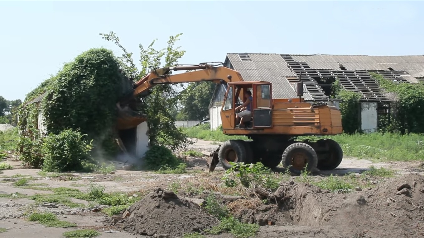 У Переяславі на території колишнього військового містечка прибирають аварійні будівлі