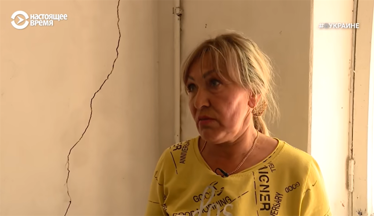 У Людмилы, как и у многих жителей Украинска на стенах квартиры появились трещеныы
