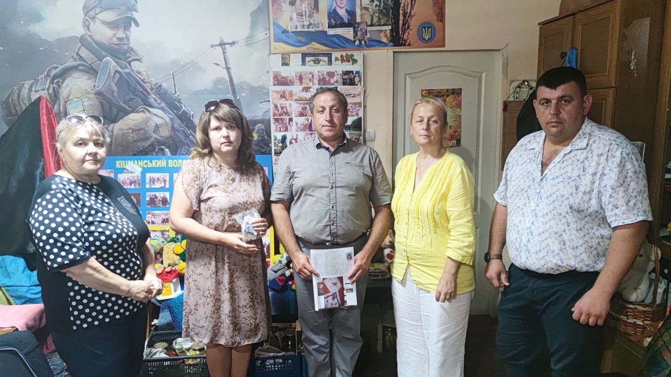Оберіг загиблого воїна Дмитра Дарія з Суховерхова привезла на Буковину волонтерка з Бахмута