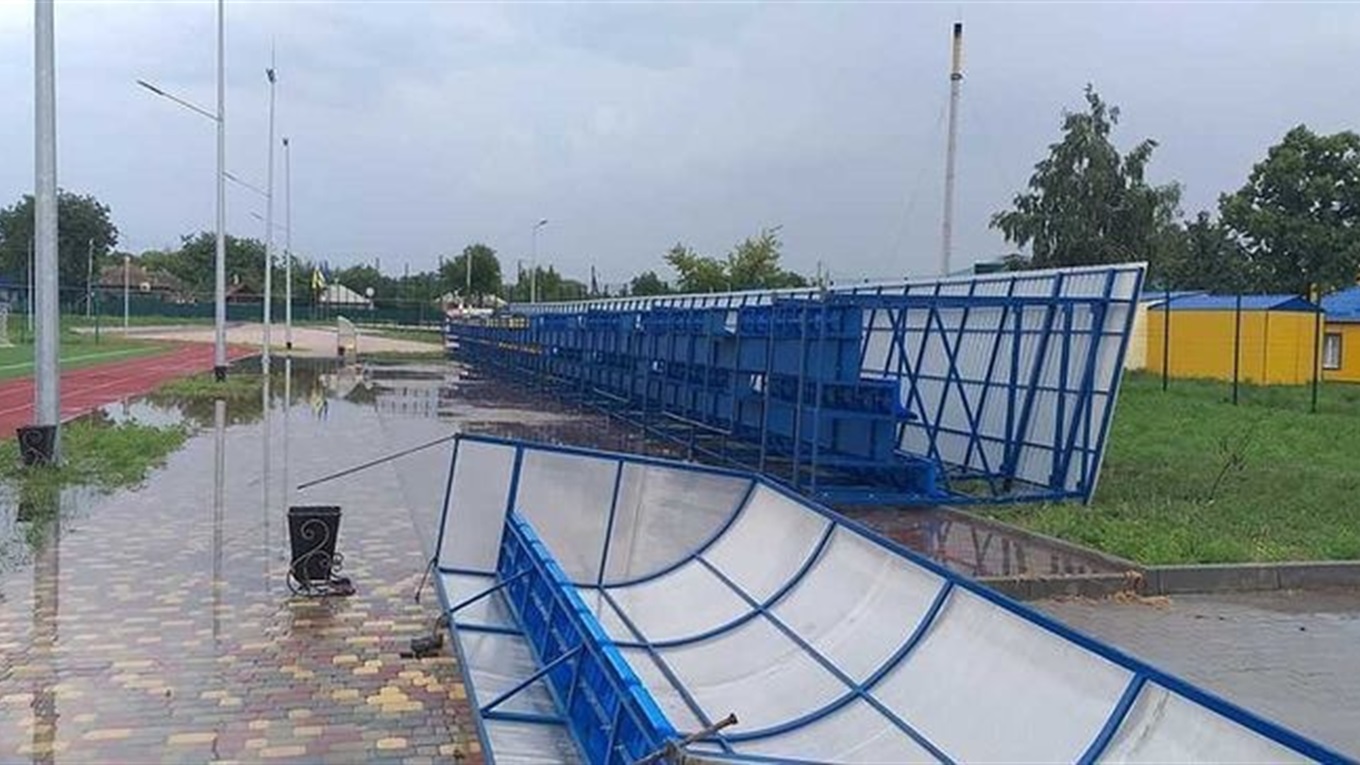 Понівечені дахи та автівки, перекритий рух транспорта, розірвані дроти: наслідки негоди у Волновасі