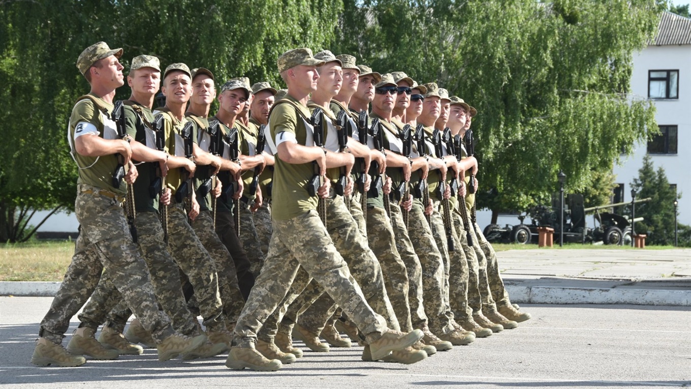 Військові готуються до параду з нагоди 30-річчя Незалежності в Гончарівському, а техніка - в Півцях