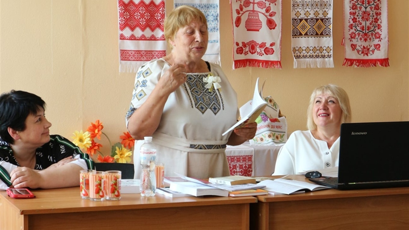 Поетеса Антоніна Корінь з Кропивницького зустрілася в Корюківці з місцевими літераторами