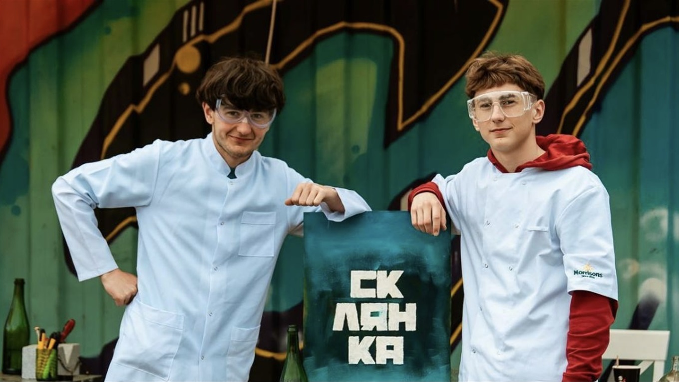 У Калуші двоє братів перетворюють використані пляшки в предмети побуту та декору
