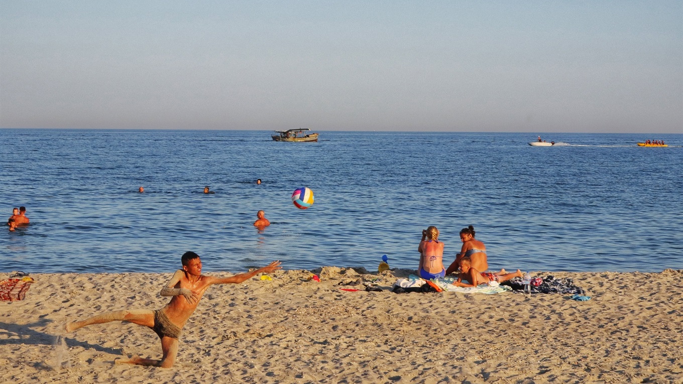 Містик і смотрящий за зоною. Люди з віддалених пляжів у фоторепортажі