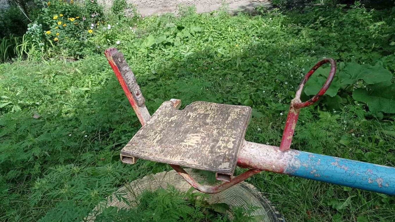 Відсутність урн, небезпечні гойдалки, оголена арматура: дитячі майданчики в Первомайську