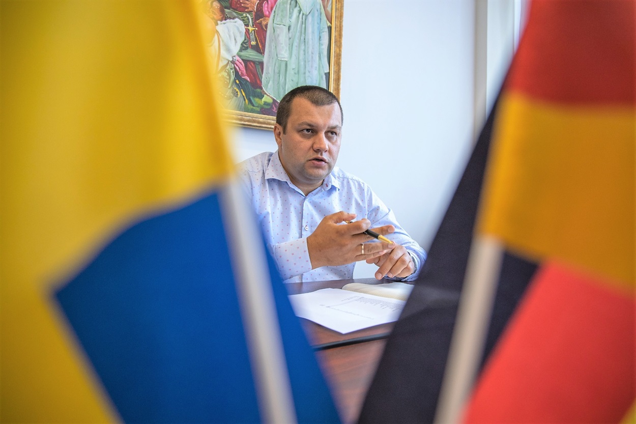 Інтерв’ю з  головою Держмолодьжитла Сергієм Комнатним
