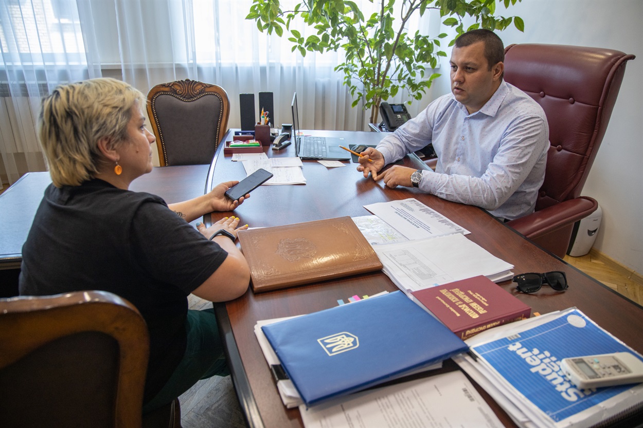 Голова Держмолодьжитла Сергій Комнатний та журналістка Анна Курцановська