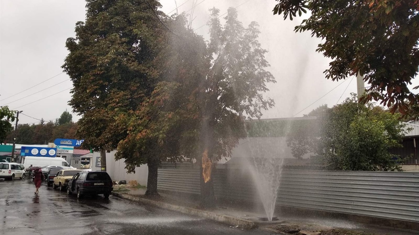 По вулиці Гагаріна у Волновасі утворився фонтан: фото та відео