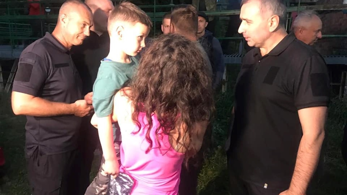 Спав на землі, нічого не їв і не пив: як 6-річний хлопчик 30 годин сам блукав у Карпатах