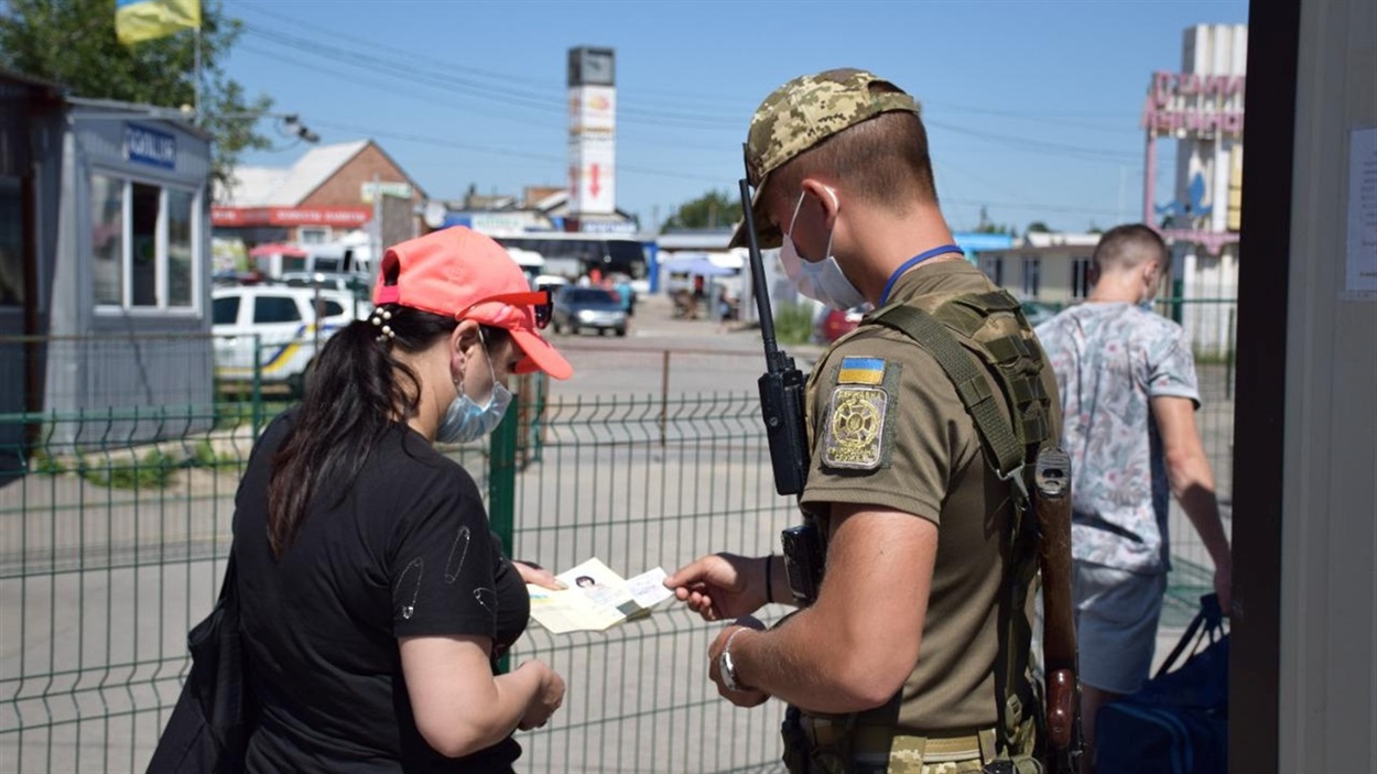 Украинские пограничники на КПВВ