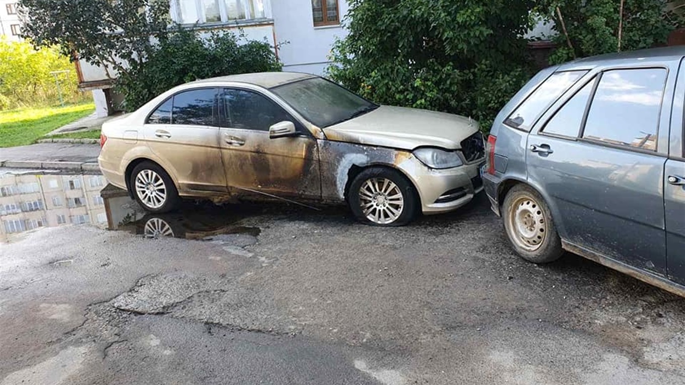 У Калуші горіли автомобіль та дровітня
