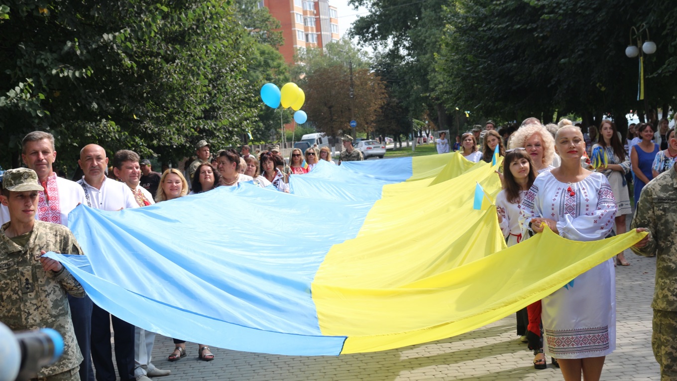 День Прапора у Старокостянтинові: 20-метровий стяг, святкова хода містом та концерт