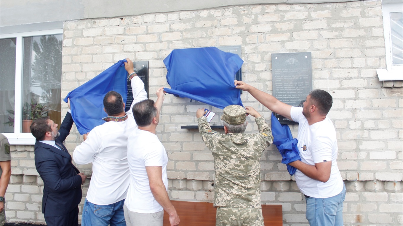 В Попасній відкрили меморіальну дошку загиблому воїну АТО Темуру Юлдашеву: ким він був