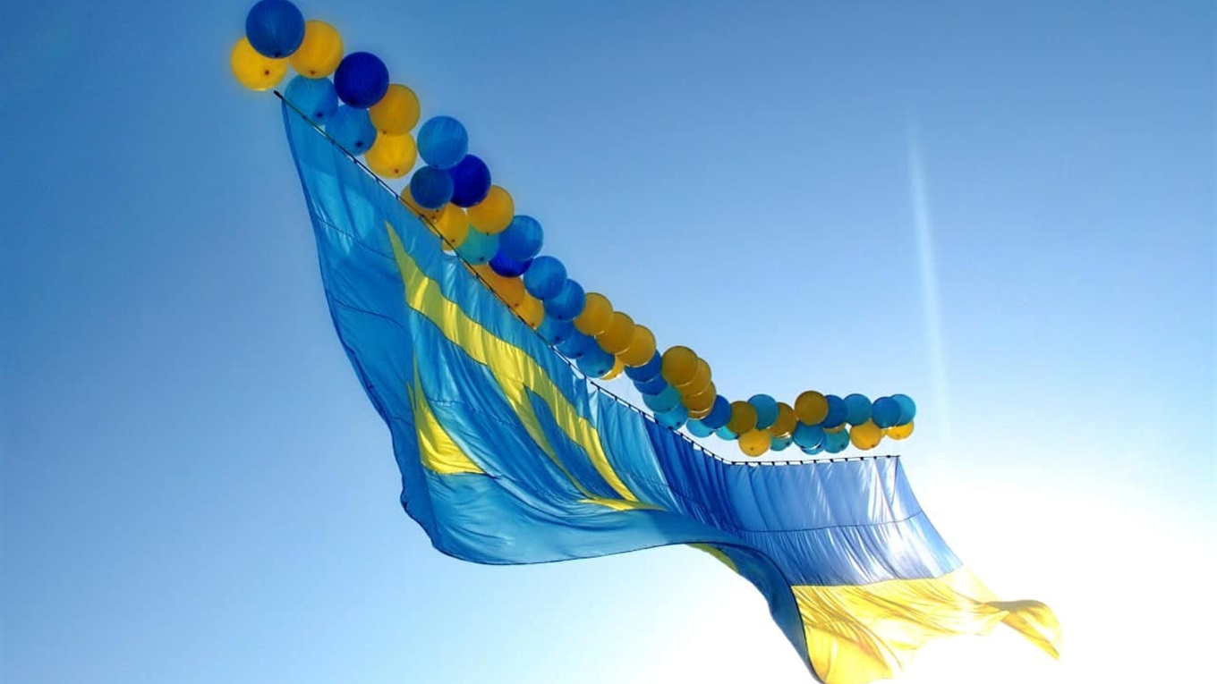 З Арабатської стрілки запустили прапор єдності у бік Криму