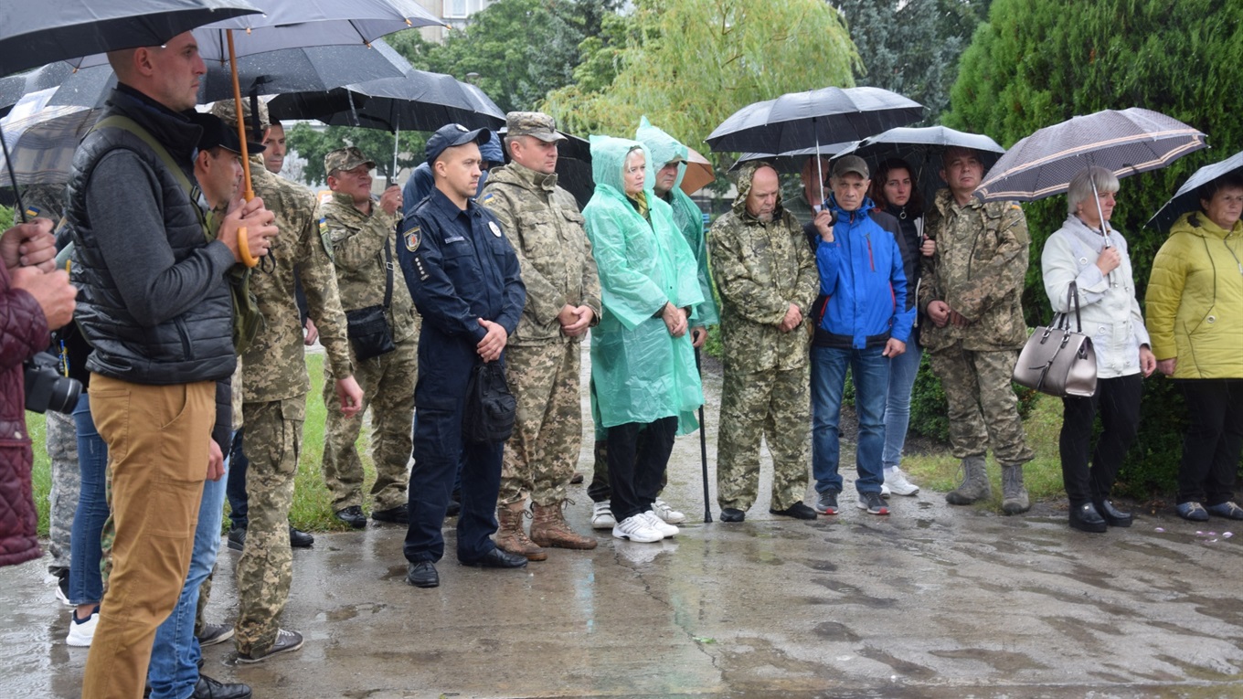 Сьома річниця Іловайської трагедії: нетішинці під проливним дощем віддали шану захисникам України