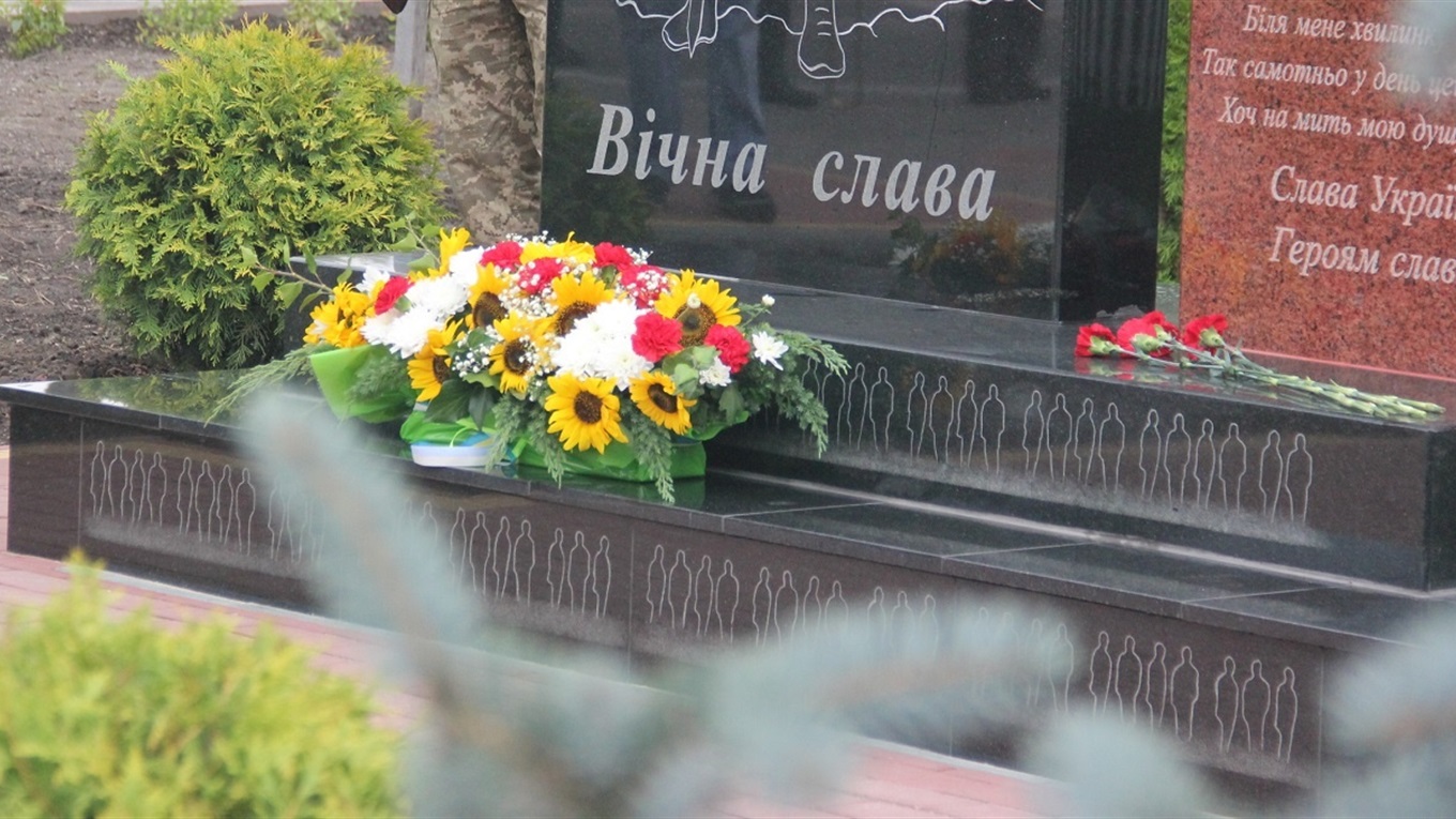 А біда - чорним болем: у Калинівці вшанували пам’ять захисників, які загинули за Україну